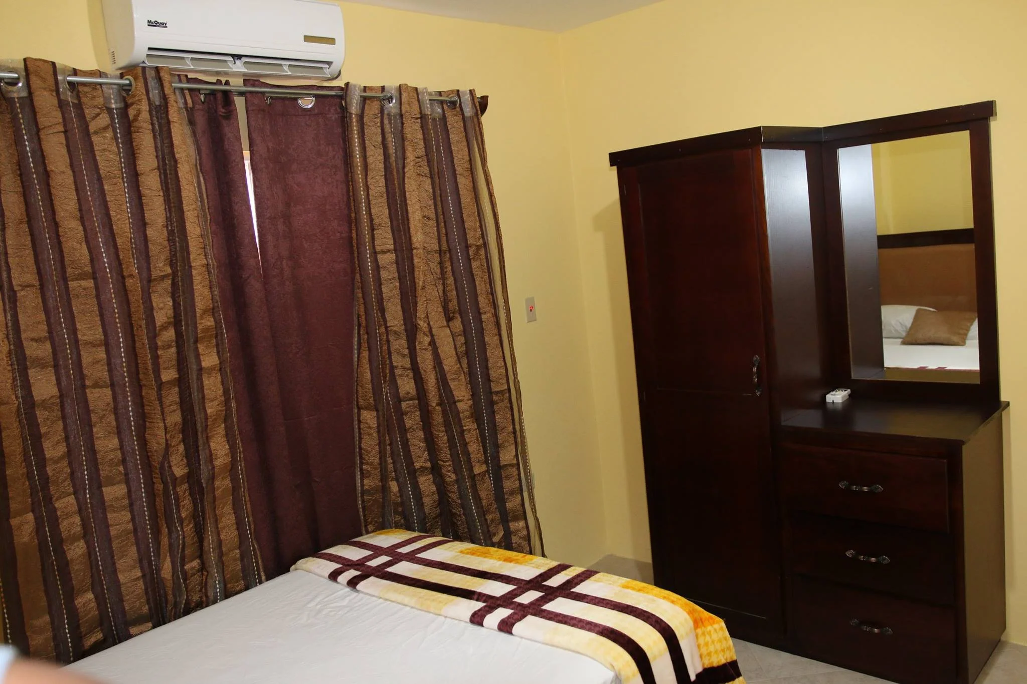 Family Suite single bed curtain